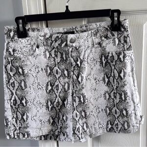 D.Jeans Snake Print Shorts Size 6 Stretch Denim 5” Inseam